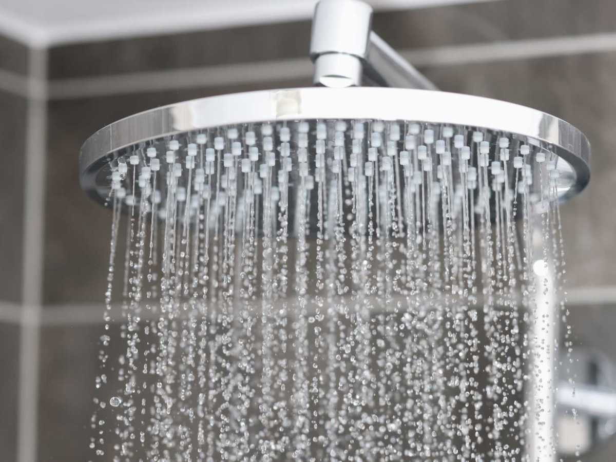 Aus einem Duschkopf kommt Wasser
