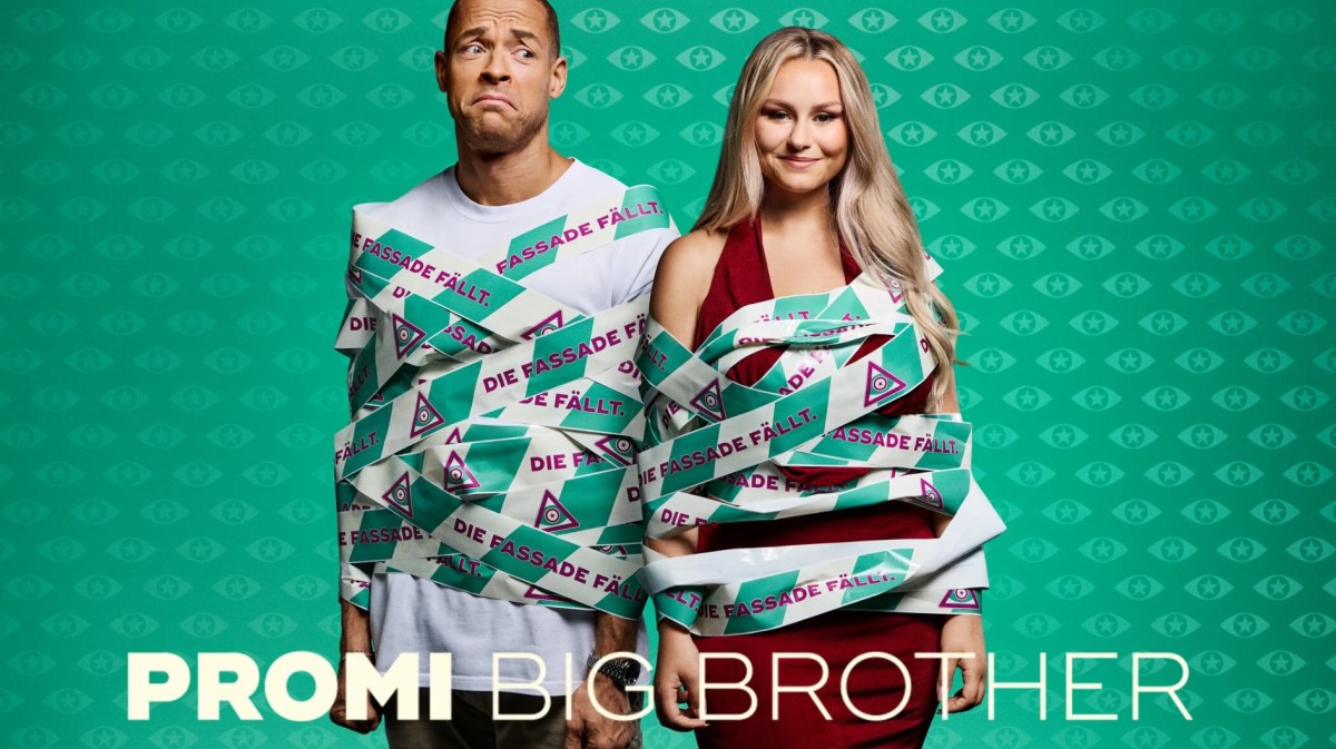 Andreij Mangold und Sara Jane Wollny in grünem Absperrband gewickelt vor dem Promin Big Brother Hintergrund