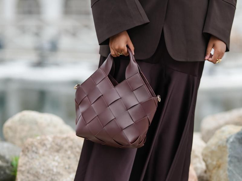 Frau trägt burgunderfarbene Handtasche auf Kopenhagen Fashion Week