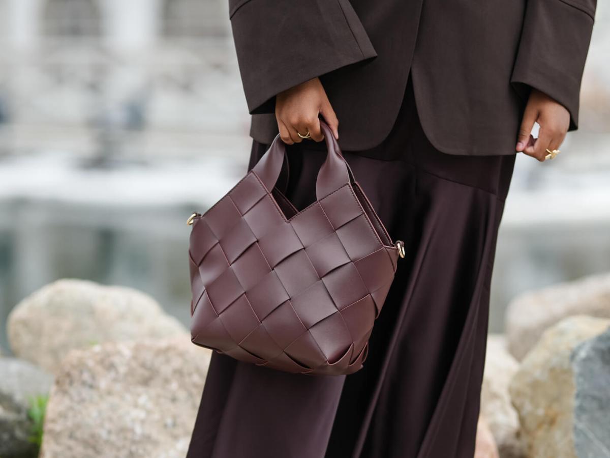 Frau trägt burgunderfarbene Handtasche auf Kopenhagen Fashion Week