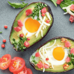 Avocado mit Ei Low Carb Frühstück