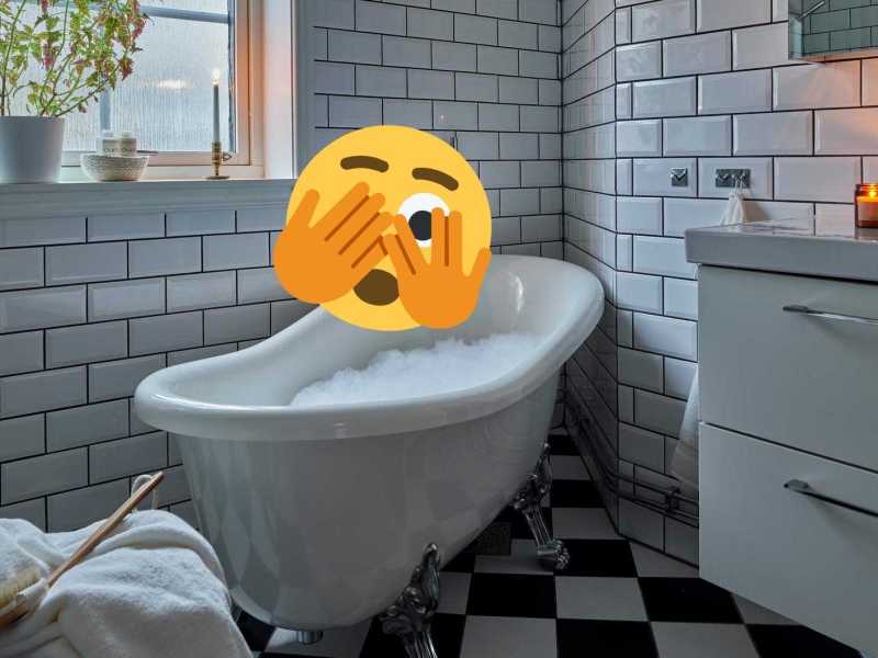 Schlichtes, weißes Badezimmer