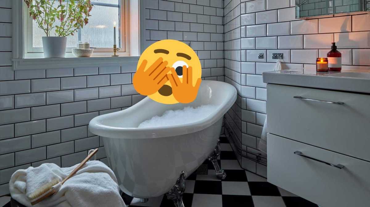 Schlichtes, weißes Badezimmer