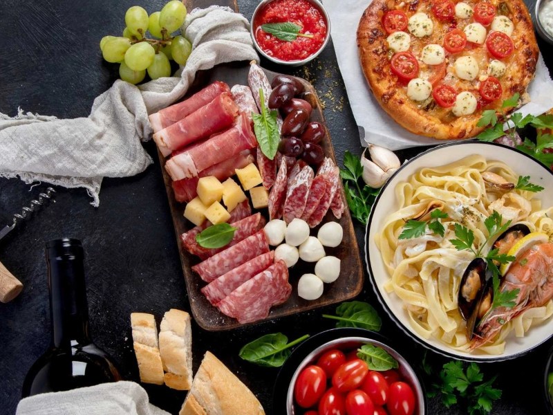 Italienische Gerichte auf Tellern