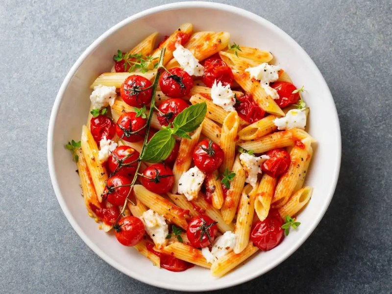 Nudeln mit Tomaten und Käse auf einem Teller