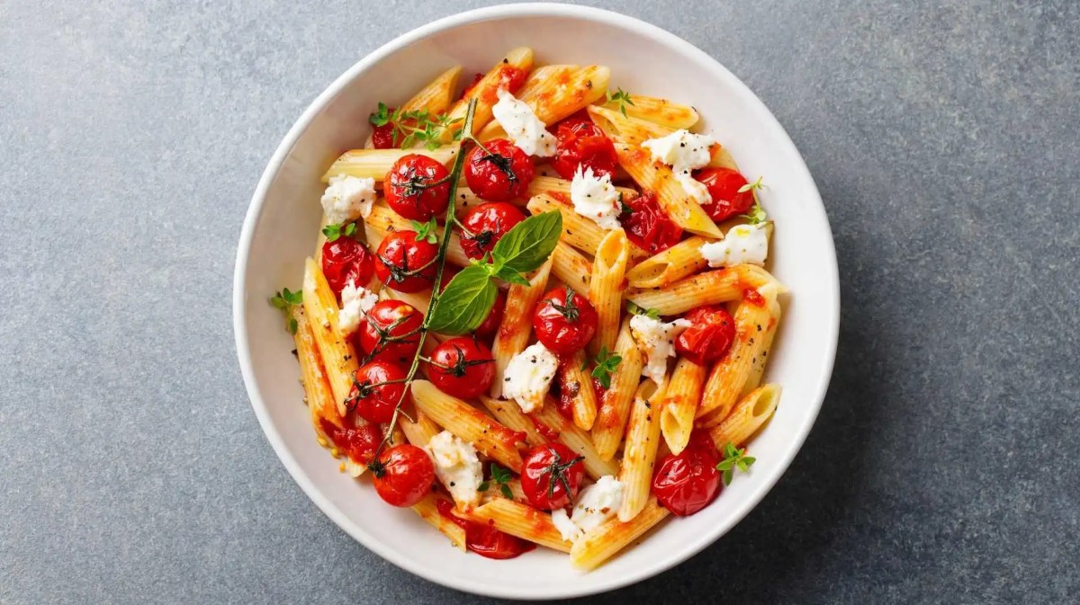 Nudeln mit Tomaten und Käse auf einem Teller