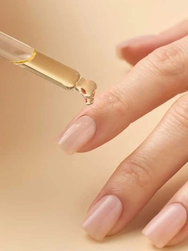 Wie ein Radiergummi für gelbe Nägel: Ein Drogerie-Nagellack unter 4 Euro lässt die Verfärbungen verschwinden