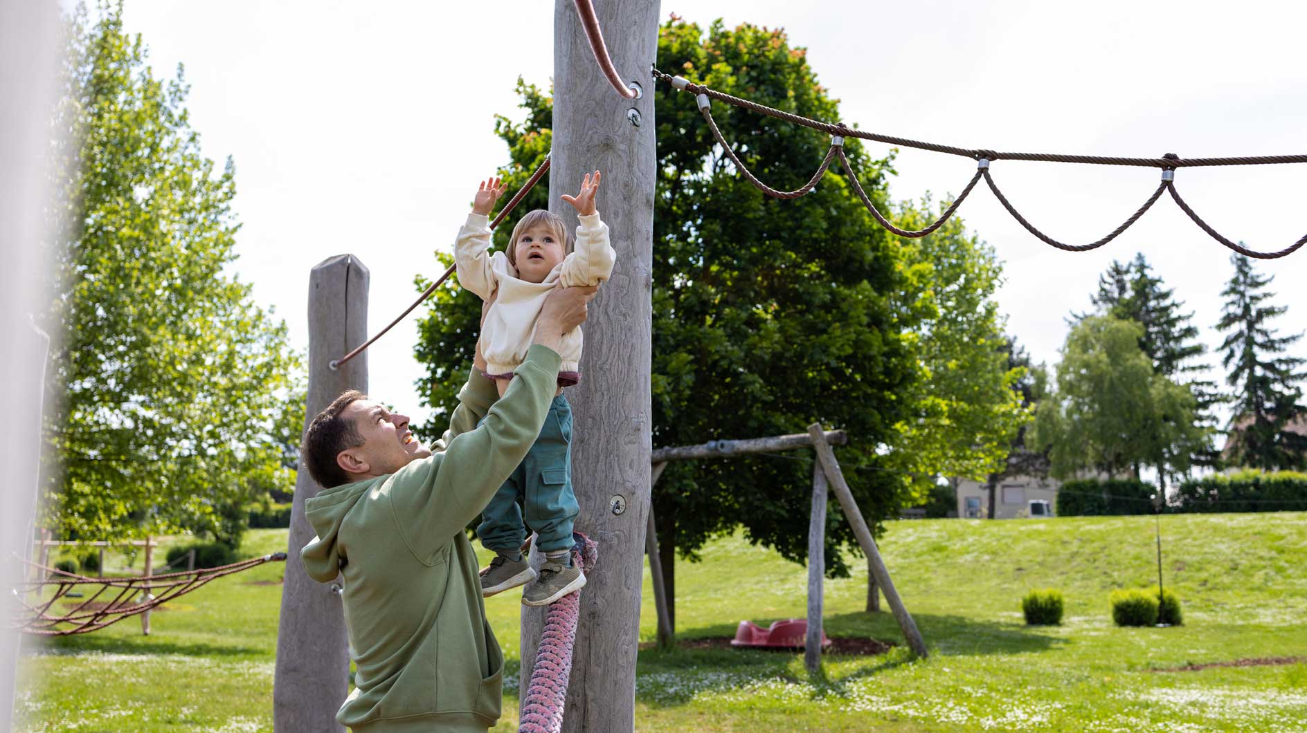 Warum-ausschlie-lich-Papas-ihre-Kinder-zum-Spielplatz-begleiten-sollten