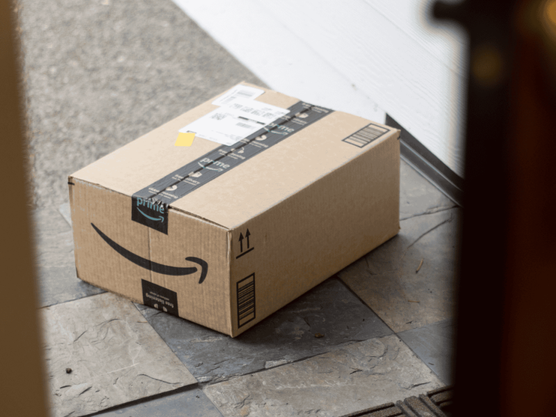 Ein Paket von Amazon liegt vor Haustür.