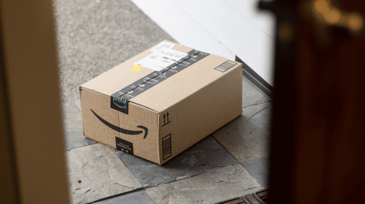 Ein Paket von Amazon liegt vor Haustür.