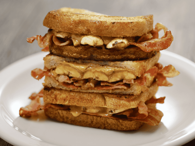 Elvis-Sandwich auf weißem Teller.