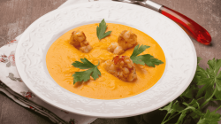 Karotten-Vanille-Suppe mit Garnelen.