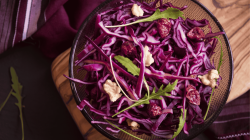 Rotkohlsalat mit Nüssen.
